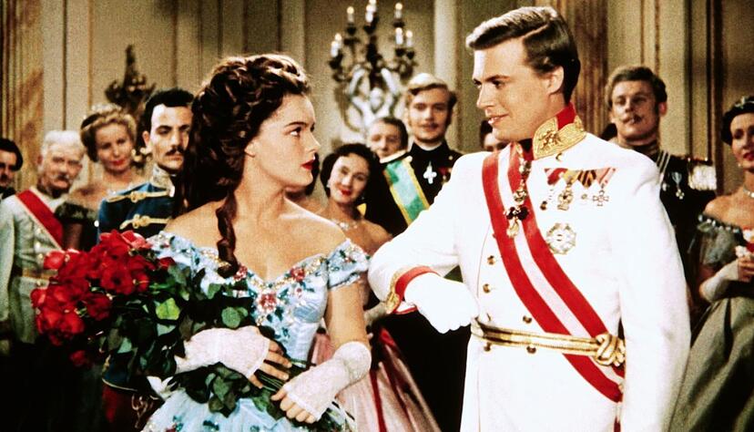 Der &ouml;sterreichische Kaiser Franz Joseph (Karlheinz B&ouml;hm) bittet Sissi (Romy Schneider) um ihre Hand - Szene aus dem Film &laquo;Sissi&raquo;. Der &ouml;sterreichische Film aus dem Jahr 1955 wird am heutigen Heiligabend und am ersten Weihnachtsfeiertag bei RTL ausgestrahlt.