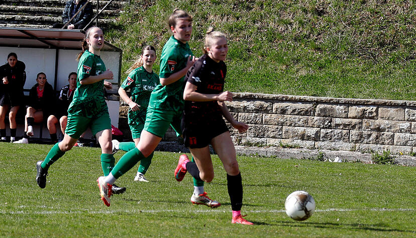 Die Pink Ladies mit Maren Geschwill verloren zuletzt gegen Alberweiler. Nun wollen sie sich mit einem Sieg gegen den FC Freiburg-St. Georgen weiter von den Abstiegsplätzen absetzen. Die Pink Ladies mit Maren Geschwill verloren zuletzt gegen Alberweiler. Nun wollen sie sich mit einem Sieg gegen den FC Freiburg-St. Georgen weiter von den Abstiegsplätzen absetzen.