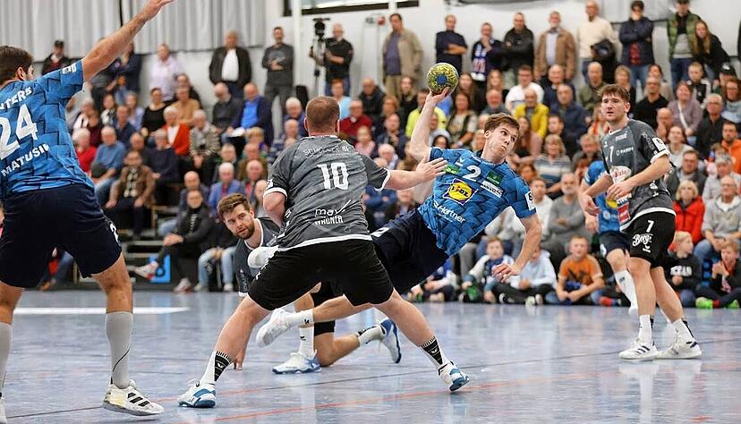 Louis Mönch beim Wurf im Hinrundenspiel des TSB Horkheim gegen den VfL Pfullingen. Mönch ist der beste Torschütze in der 3. Liga Süd.
Foto: Ralf Seidel Louis Mönch beim Wurf im Hinrundenspiel des TSB Horkheim gegen den VfL Pfullingen. Mönch ist der beste Torschütze in der 3. Liga Süd.
Foto: Ralf Seidel