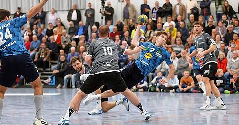 Louis Mönch beim Wurf im Hinrundenspiel des TSB Horkheim gegen den VfL Pfullingen. Mönch ist der beste Torschütze in der 3. Liga Süd.
Foto: Ralf Seidel