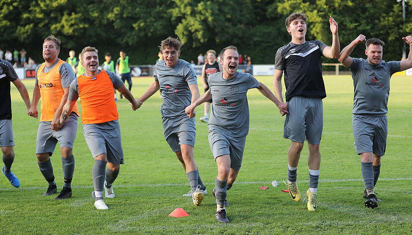 Die Spieler der SGM Langenbrettach bejubeln den Wiederaufstieg in die Kreisliga A2. Die Spieler der SGM Langenbrettach bejubeln den Wiederaufstieg in die Kreisliga A2.
