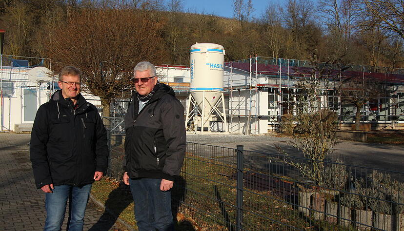 B&uuml;rgermeister Andreas Insam (links) und technischer Leiter Ralf Markert freuen sich, dass die Arbeiten in Klepsau im Zeitplan liegen.
