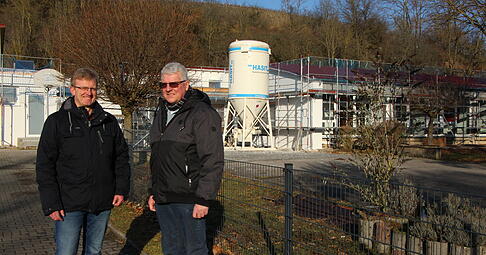 B&uuml;rgermeister Andreas Insam (links) und technischer Leiter Ralf Markert freuen sich, dass die Arbeiten in Klepsau im Zeitplan liegen.