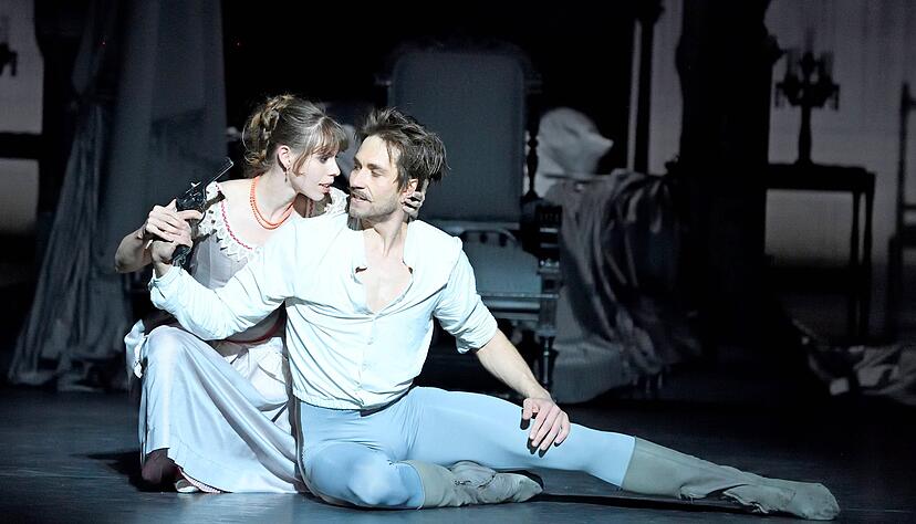 Obsessive Liebe am Rande des Wahnsinns: Der Kronprinz (Friedemann Vogel) und seine junge Geliebte Mary Vetsera (Elisa Badenes).
Fotos: Stuttgarter Ballett