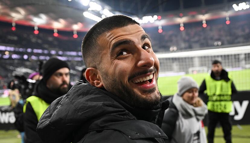Stuttgarts zweifacher Torschütze Deniz Undav lässt sich nach dem Spiel feiern.