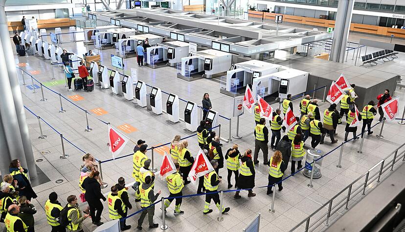 Streikende statt Fluggäste am Flughafen Stuttgart.