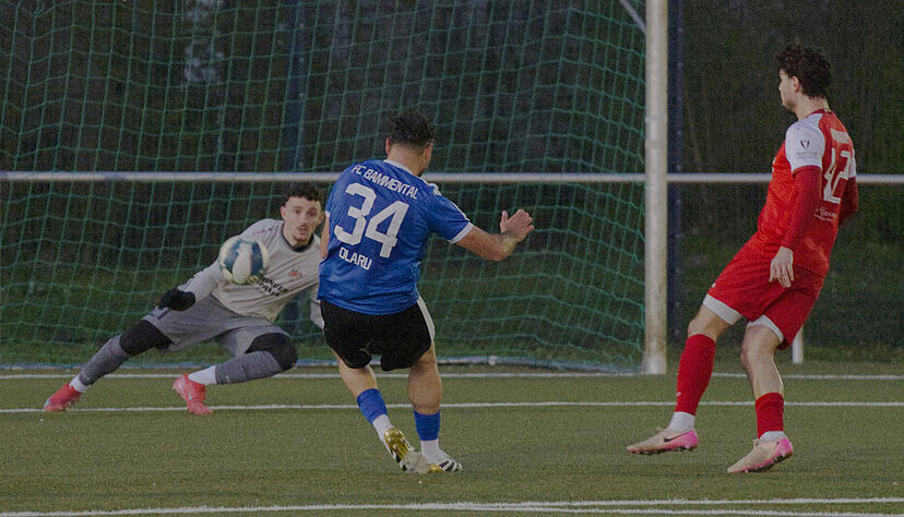 T&uuml;rkspor-Torwart Edoardo De Pizzol (links) war machtlos beim Elfmeter von Bammentals Matteo Olaru.