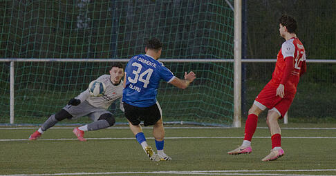 Türkspor-Torwart Edoardo De Pizzol (links) war machtlos beim Elfmeter von Bammentals Matteo Olaru. Türkspor-Torwart Edoardo De Pizzol (links) war machtlos beim Elfmeter von Bammentals Matteo Olaru.