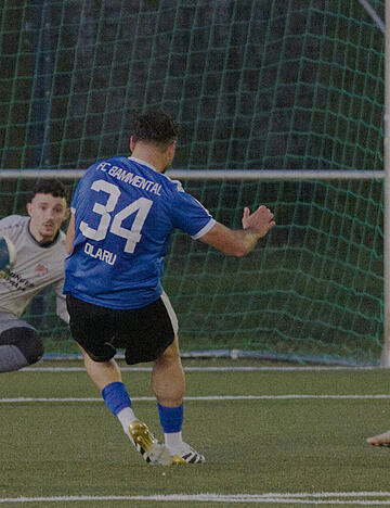 T&uuml;rkspor-Torwart Edoardo De Pizzol (links) war machtlos beim Elfmeter von Bammentals Matteo Olaru.