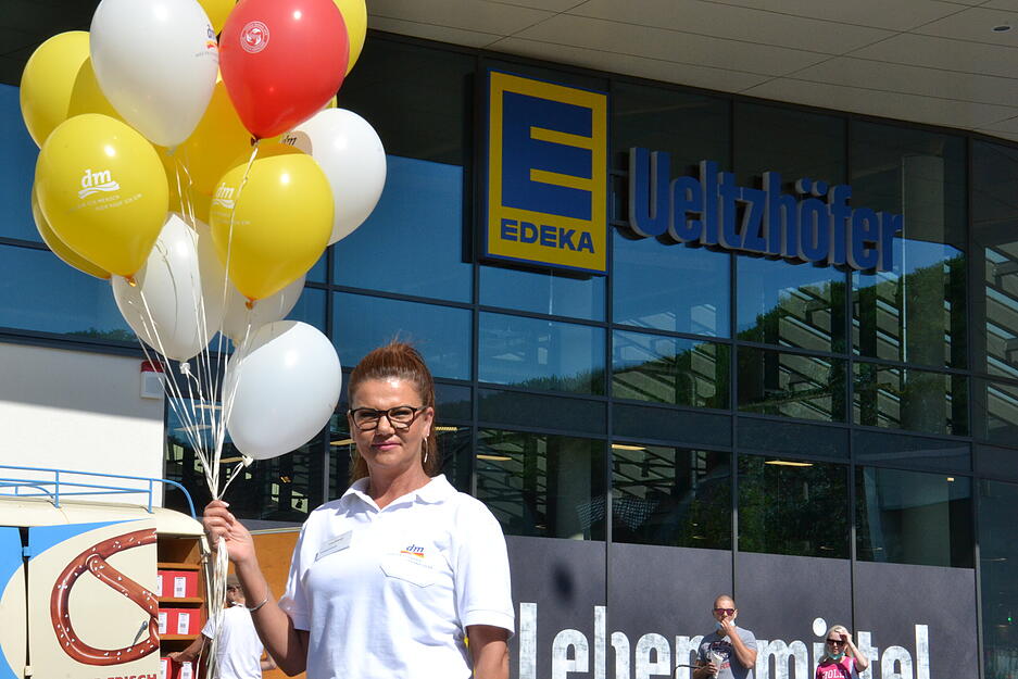 Farbenfroh ging's bei der Eröffnung des Einkaufskomplexes zu. Kinder bekamen zum Erstbesuch einen Luftballon geschenkt.