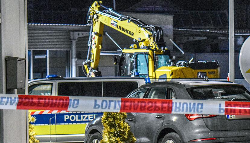 Der Bagger hat eine Schneise der Verw&uuml;stung hinterlassen.