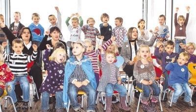 Mit Feuereifer dabei sind bei der Einweihungsfeier des Kinderhauses Mosaik die Kindergarten-, Krippen- und Schulkinder. Sie unterhalten die Gäste mit Liedern, Spielszenen und bringen sich und ihr Publikum kräftig in Schwung.Fotos: Juergen Koch