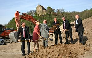 Spatenstich fürs Baugebiet im April 2010: (v.l.) Eberhard Gienger, Friedlinde Gurr-Hirsch, Richard Drautz, Gerhard Eisele, Thomas Vogl und Jürgen Schöck. Spatenstich fürs Baugebiet im April 2010: (v.l.) Eberhard Gienger, Friedlinde Gurr-Hirsch, Richard Drautz, Gerhard Eisele, Thomas Vogl und Jürgen Schöck.