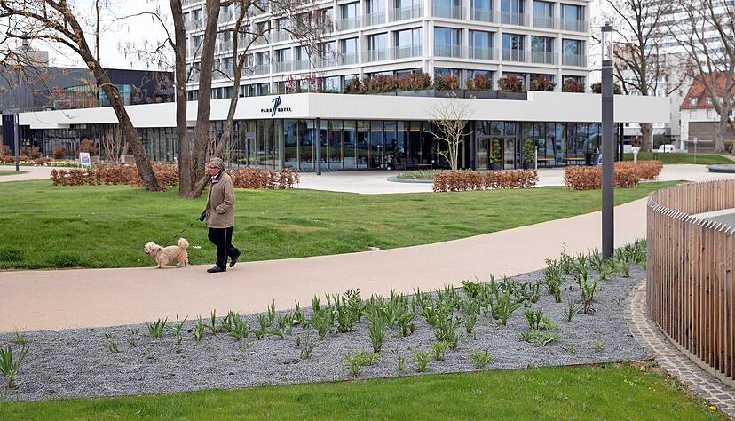 An manchen Stellen eine Steinwüste: Der Stadtgarten rund ums neue Parkhotel.
Foto: Andreas Veigel An manchen Stellen eine Steinwüste: Der Stadtgarten rund ums neue Parkhotel.
Foto: Andreas Veigel