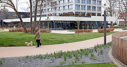 An manchen Stellen eine Steinwüste: Der Stadtgarten rund ums neue Parkhotel.
Foto: Andreas Veigel
