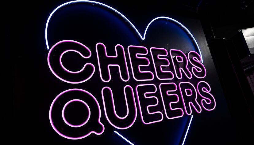 Im Club «SchwuZ» in Berlin-Neukölln steht in leuchtenden Buchstaben «Cheers Queers». (Archivbild)