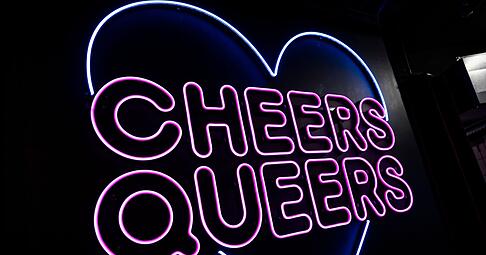 Im Club «SchwuZ» in Berlin-Neukölln steht in leuchtenden Buchstaben «Cheers Queers». (Archivbild)