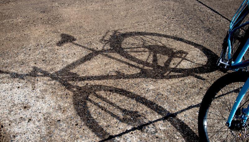 Gefahr aus dem Untergrund: Hindernisse können auf Straßen immer wieder mal auftauchen. Wer da wie im Einzelfall haftet, müssen mitunter Gerichte klären.