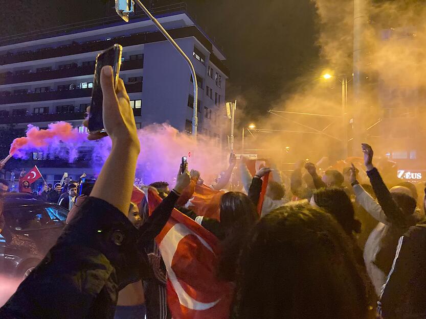 Es qualmt, es wird gejubelt und gefeiert in Heilbronn nach dem Viertelfinaleinzug der Türkei bei der EM 2024.