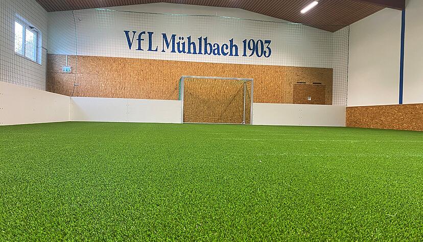 Auf den ersten Blick sieht der Kunstrasen in der Soccer-Halle des VfL Mühlbach täuschend echt aus. Seit der Umbau abgeschlossen ist, wird das Feld von den Mannschaften regelmäßig genutzt.