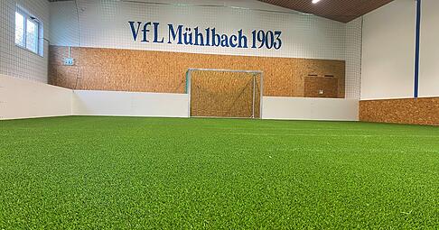 Auf den ersten Blick sieht der Kunstrasen in der Soccer-Halle des VfL Mühlbach täuschend echt aus. Seit der Umbau abgeschlossen ist, wird das Feld von den Mannschaften regelmäßig genutzt.