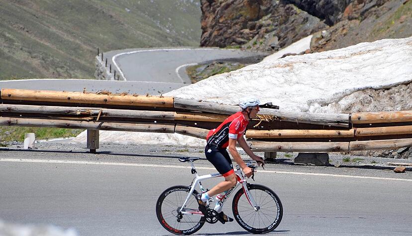 Lars Theisinger in Aktion: Das Race across the Alps findet einmal jährlich im Sommer statt und führt durch Österreich, die Schweiz und Italien. 
Foto: Marco Scheu