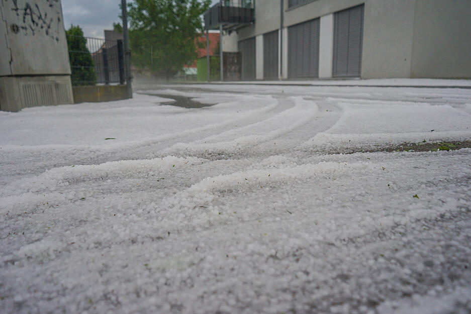 Auch auf den Straßen ist das Ausmaß des Unwetters zu erkennen. Auch auf den Straßen ist das Ausmaß des Unwetters zu erkennen.