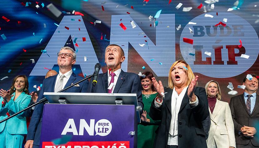 Der Vorsitzende der Oppositionsbewegung ANO, Andrej Babis (M), spricht nach der Bekanntgabe des Wahlergebnisses.