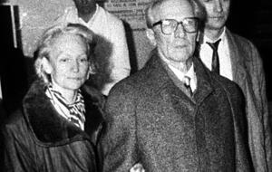 Formell herrschte im SED-Staat Gleichstellung. Die DDR lag bei der Zahl der berufstätiger Frauen an der Weltspitze. In hohe Staats- oder Regierungsämter schafften es Frauen jedoch kaum. Eine Ausnahme war Margot Honecker, Ministerin für Volksbildung und Ehefrau des DDR-Staatsratsvorsitzenden Erich Honecker. Formell herrschte im SED-Staat Gleichstellung. Die DDR lag bei der Zahl der berufstätiger Frauen an der Weltspitze. In hohe Staats- oder Regierungsämter schafften es Frauen jedoch kaum. Eine Ausnahme war Margot Honecker, Ministerin für Volksbildung und Ehefrau des DDR-Staatsratsvorsitzenden Erich Honecker.