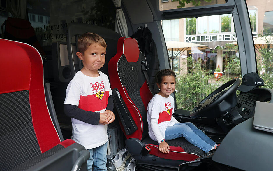Im VfB-Bus, der am Sonntag im Rahmen eines Fan-Events auf dem Heilbronner Marktplatz steht, ist bequem.