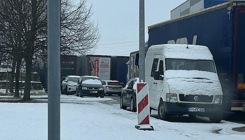 Lastwagen parken in zweiter und dritter Reihe in der Leingartener Benzstra&szlig;e. F&uuml;r die Mitarbeiter anderer Firmen ist dann kein Durchkommen mehr.