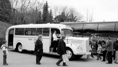 Dieser Oldtimer aus dem Jahre 1950 wurde fr&uuml;her von den Stadtwerken Heilbronn zur Personenbef&ouml;rderung eingesetzt. Beim Tag der offenen T&uuml;r zum Z&uuml;gel-Jubil&auml;um zog er alle Blicke auf sich. (Foto: Anne V&auml;is&auml;nen)