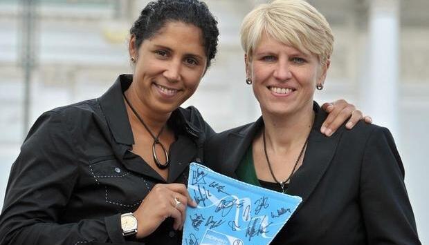 OK-Cheffin Steffi Jones (l) und Auswahl-Managerin Doris Fitschen werben f&uuml;r die WM 2011.