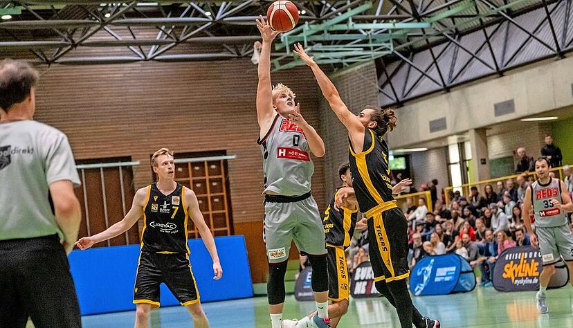 Denis Schnakenberg (Mitte, im grauen Trikot) gehörte zu den Spielern im Team der Heilbronn Reds, die am Sonntagabend kaum Leistungsschwankungen zeigten. Doch auch der Power Forward sah noch viel Luft nach oben. Denis Schnakenberg (Mitte, im grauen Trikot) gehörte zu den Spielern im Team der Heilbronn Reds, die am Sonntagabend kaum Leistungsschwankungen zeigten. Doch auch der Power Forward sah noch viel Luft nach oben.
