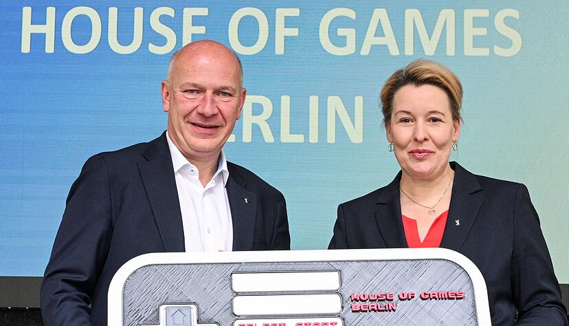 Symbolischer Knopfdruck: Berlins Regierender B&uuml;rgermeister Kai Wegner (CDU) und Wirtschaftssenatorin Franziska Giffey (SPD) sind mit der Adresse f&uuml;r das House of Games zufrieden.