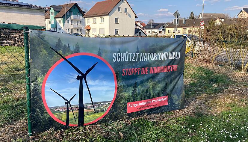 Die B&uuml;rgerinitiative Pro F&uuml;rfeld setzt sich gegen Windr&auml;der ein, die um den Ort herum entstehen sollen - und wirbt f&uuml;r ihr Anliegen auch auf Bannern.