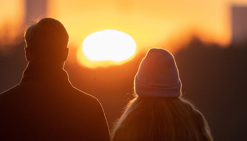 Selbst in ansonsten glücklichen Beziehungen leiden viele Menschen unter Trennungsängsten, oft ausgelöst durch Selbstzweifel. Selbst in ansonsten glücklichen Beziehungen leiden viele Menschen unter Trennungsängsten, oft ausgelöst durch Selbstzweifel.