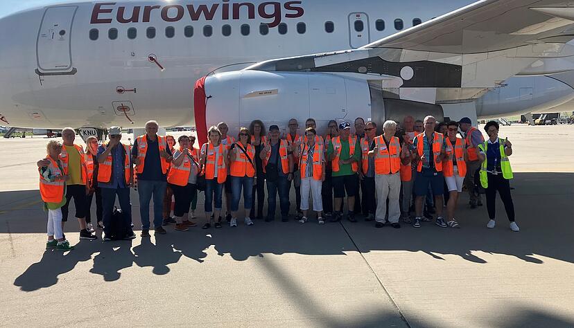 Die Teilnehmer des Stimme-Lesersommers am Stuttgarter Flughafen wurden bestens informiert und erhielten seltene Einblicke in den Flugbetrieb.