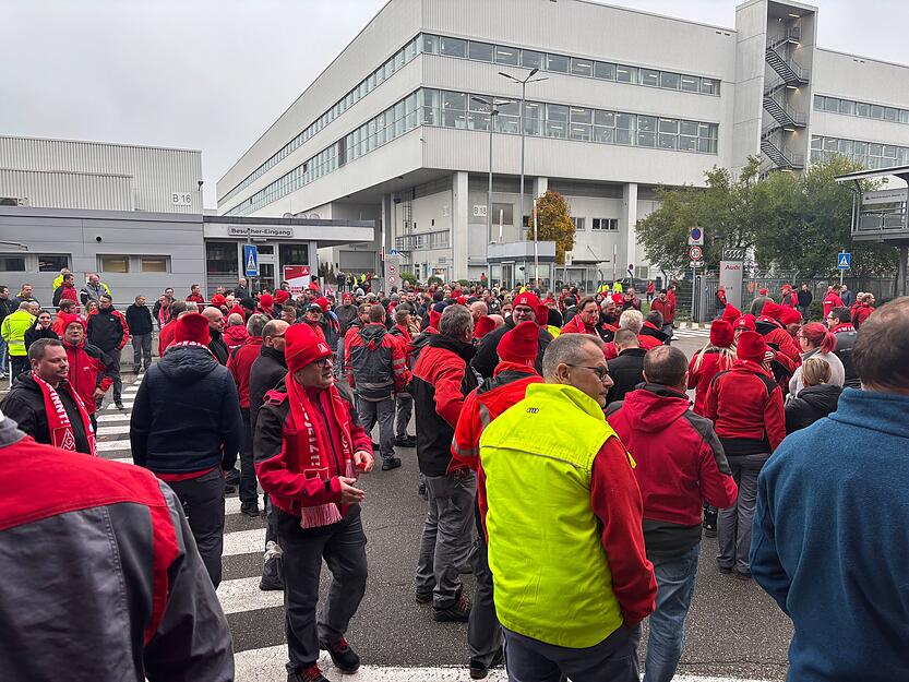 Mitarbeiter des Audi-Werks in Neckarsulm versammeln sich am Mittwoch zu einem Warnstreik.