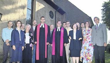 Synodalpräsidentin Heide Kachel (Fünfte von rechts), der Cleebronner Pfarrer Andreas Schäffer (Achter von links), der Kirchengemeinderat und Zeugen begrüßten Ulrich Harst (Sechster von links) in Meimsheim. (Foto: Jürgen Kunz) Synodalpräsidentin Heide Kachel (Fünfte von rechts), der Cleebronner Pfarrer Andreas Schäffer (Achter von links), der Kirchengemeinderat und Zeugen begrüßten Ulrich Harst (Sechster von links) in Meimsheim. (Foto: Jürgen Kunz)