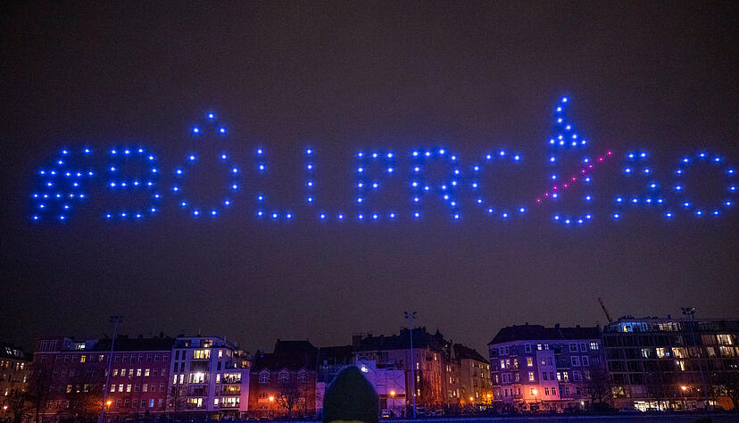 Mit einer Drohnenshow und einem Aktionstag warb die Deutsche Umwelthilfe am Samstag in Berlin für ein Böllerverbot an Silvester. Mit einer Drohnenshow und einem Aktionstag warb die Deutsche Umwelthilfe am Samstag in Berlin für ein Böllerverbot an Silvester.