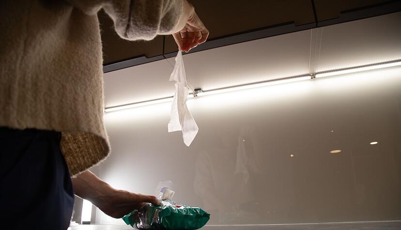 Fazit: Dank der Gummibänder kommt nur noch ein Tuch aus der Verpackung. Fazit: Dank der Gummibänder kommt nur noch ein Tuch aus der Verpackung.