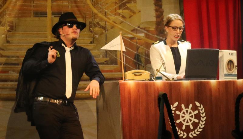 Hallo-hall&ouml;chen: Hugo Eichental (Maurice Arpogaus) schlurft locker-flockig an Deck und dockt bei der Dame am Empfang (Sophie Wendt) an.
Foto: Pl&uuml;ckthun