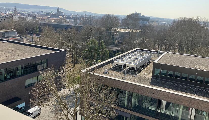 Bei der L&uuml;ftung in einem kleinen Kasten auf dem Dach der Akademie f&uuml;r Innovative Bildung und Management versteckt: Eine Drohne startet zuk&uuml;nftig bei Eins&auml;tzen der Feuerwehr in der Stadt Heilbronn und fliegt autonom zum Einsatzort.