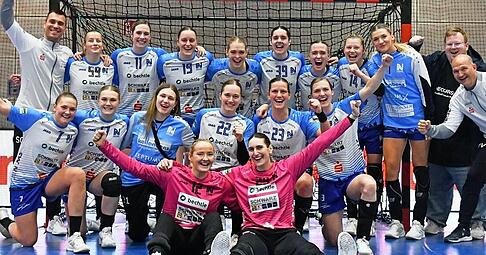 Erst wurde der Sieg gefeiert, später im Mannschaftsbus der Geburtstag von Johanna Fossum (vorne links). Die Torhüterin wurde 23 Jahre alt.
Foto: SU Neckarsulm/Stefan Michaelis Erst wurde der Sieg gefeiert, später im Mannschaftsbus der Geburtstag von Johanna Fossum (vorne links). Die Torhüterin wurde 23 Jahre alt.
Foto: SU Neckarsulm/Stefan Michaelis