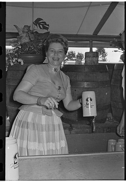 Die Heilbronner Rosenaubrauerei schenkt 1963 Heilbronner Käthchenbier aus.