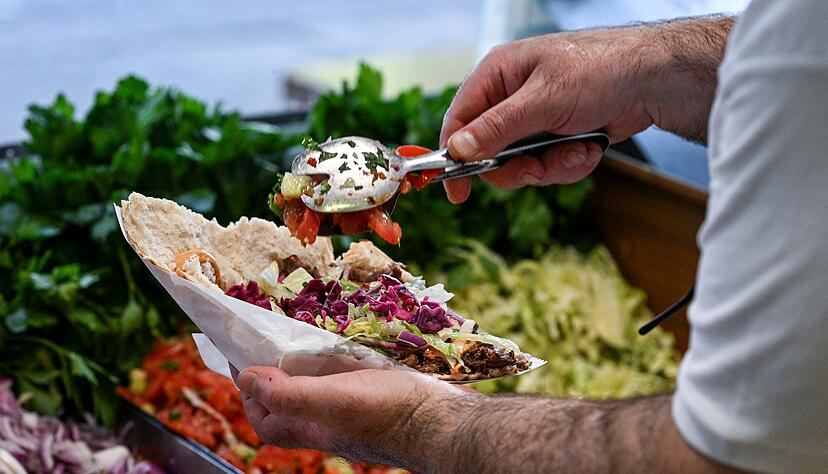Um den Salat geht's nicht: Nur die Zubereitung des Fleisches will ein türkischer Verband schützen. (Archivbild)