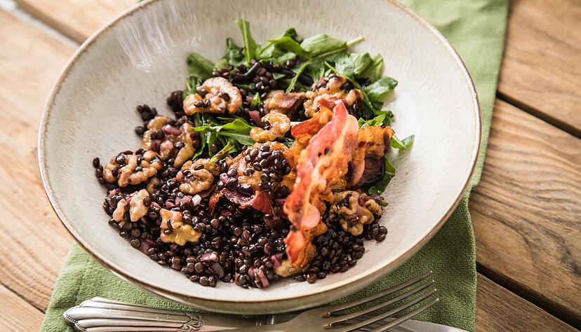 Schwarzen Beluga-Linsen eignen sich perfekt f&uuml;r einen Salat mit Waln&uuml;ssen, Speck, Petersilie, roten Zwiebeln und Rucola.