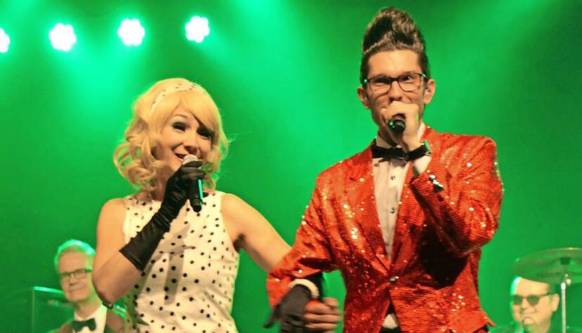 Helga und Oswald von der Band Wirtschaftswunder bringen das Publikum in der Stadthalle in Künzelsau mit Schlagern aus den 50ern in Stimmung.Foto: Juliane Renk Helga und Oswald von der Band Wirtschaftswunder bringen das Publikum in der Stadthalle in Künzelsau mit Schlagern aus den 50ern in Stimmung.Foto: Juliane Renk