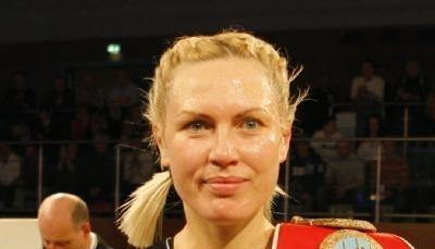 Die Russin Natascha Ragosina posiert im M&auml;rz mit ihren Weltmeisterg&uuml;rteln.